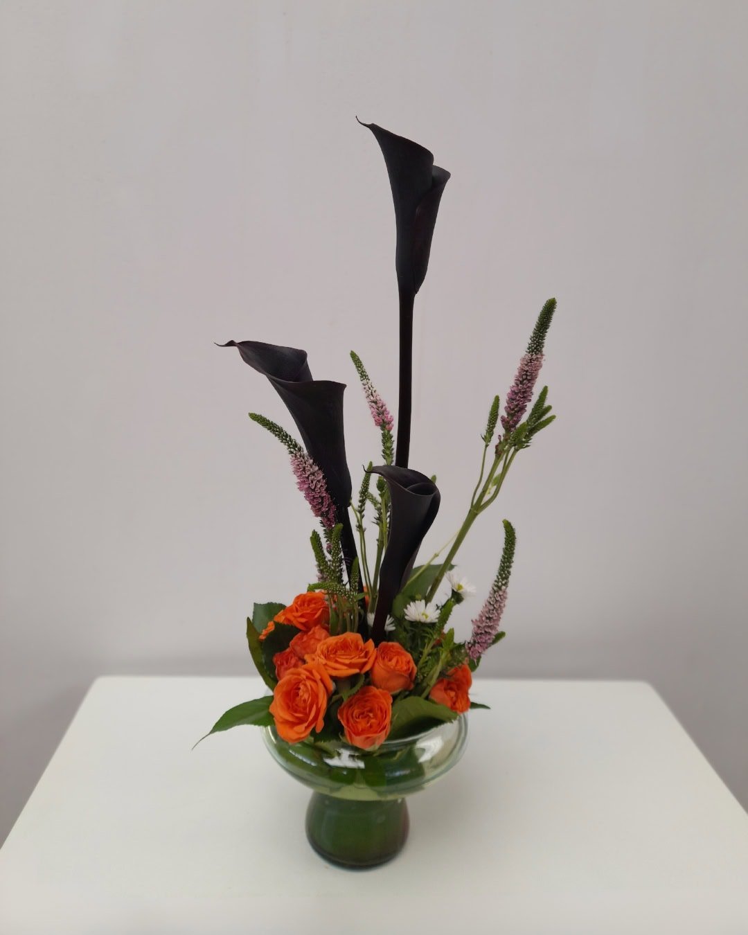 OBSIDIANA - CALAS NEGRAS Y MINI ROSAS NARANJAS