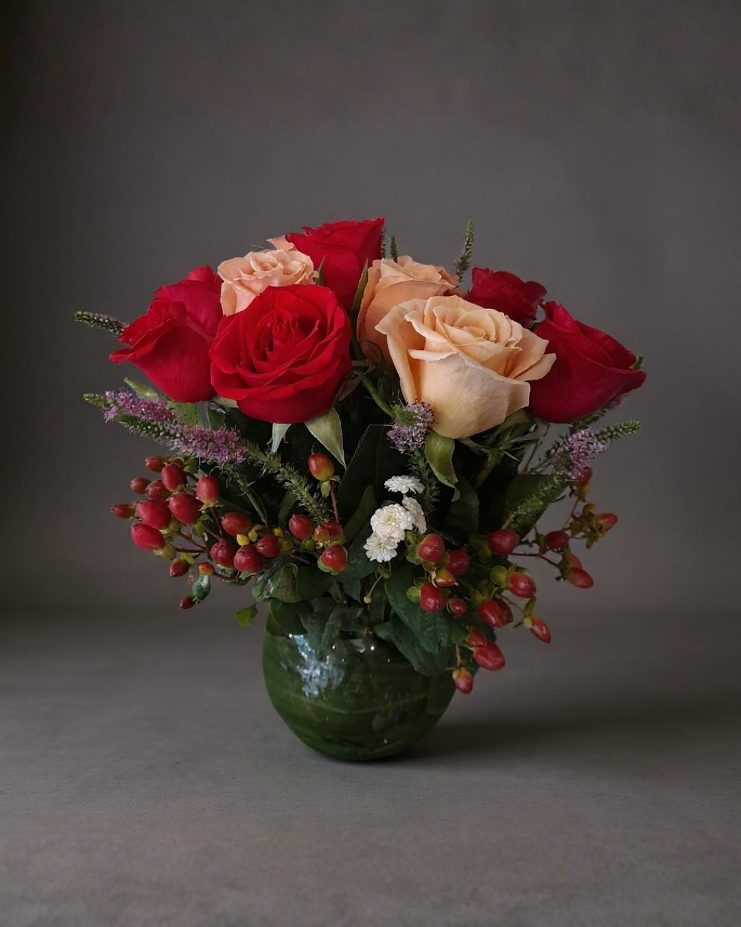 CARMESÍ PASIÓN Y ELEGANCIA DE ROSAS EN PECERA