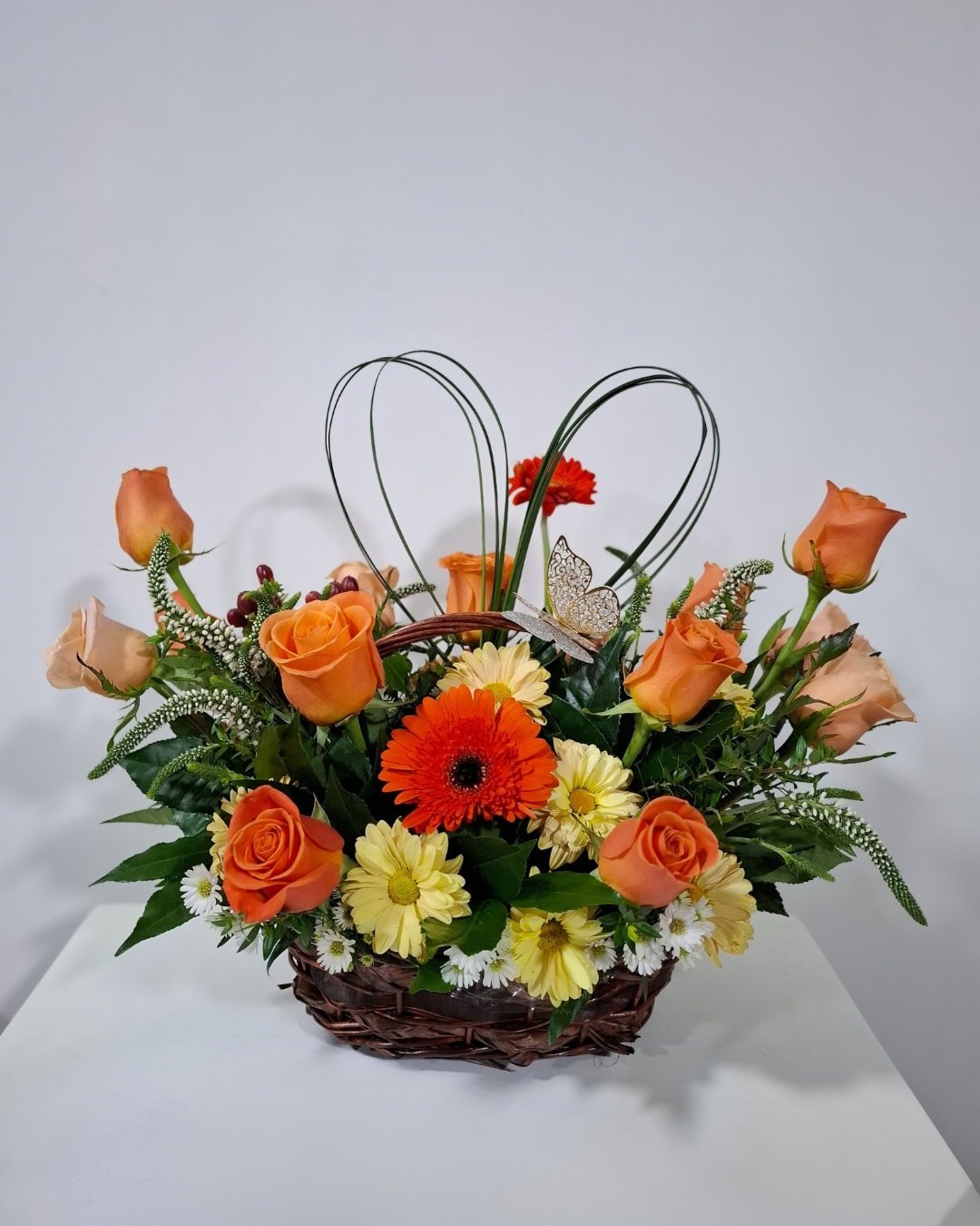 ÁMBAR CANASTA DE ROSAS NARANJAS CON GERBERA