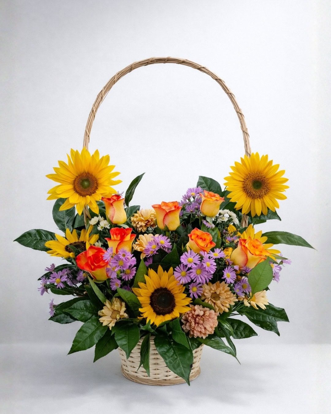 CITRINA CANASTA DE GIRASOLES AMARILLOS CON ROSAS