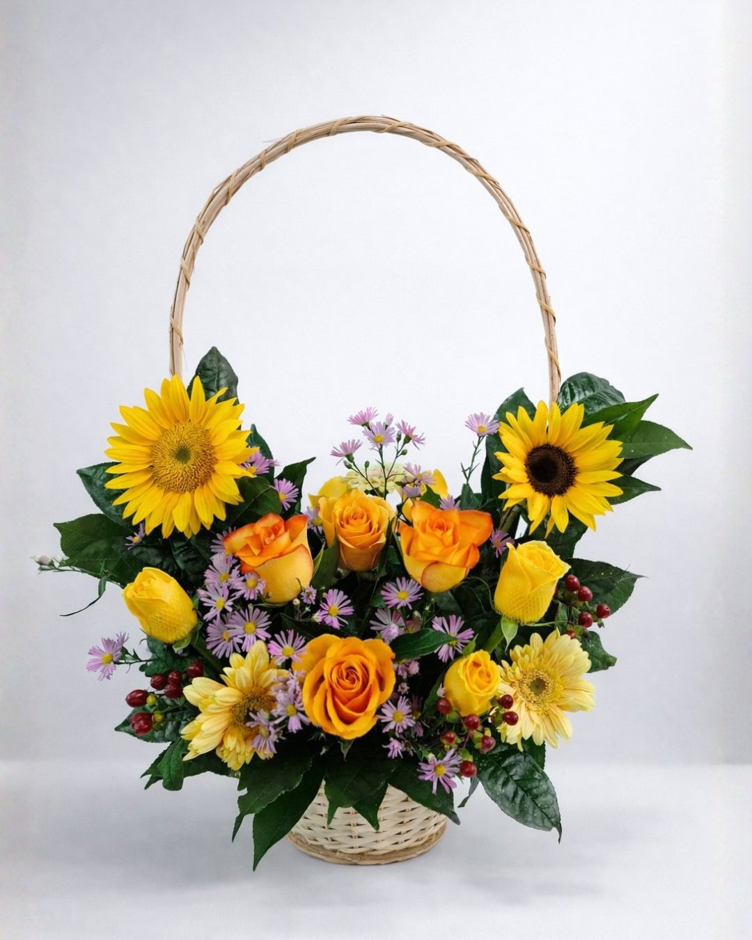 CANASTA SOLARIA DE GIRASOLES AMARILLOS CON ROSAS