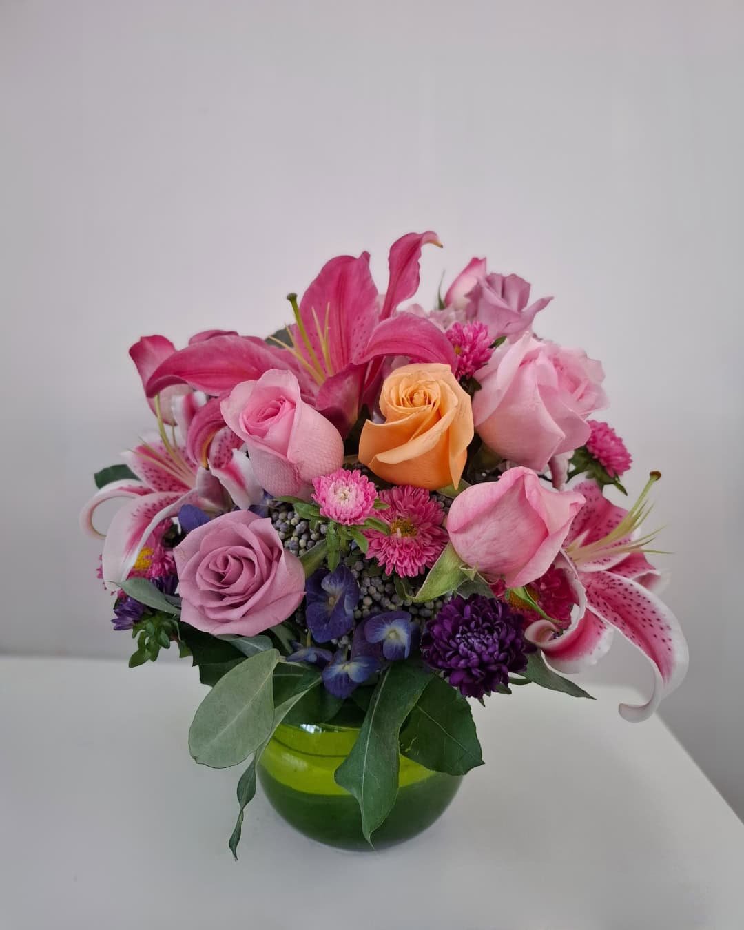 PECERA DE VIDRIO BRISA CON LIRIOS ROSADOS Y ROSAS, DISEÑO REDONDO