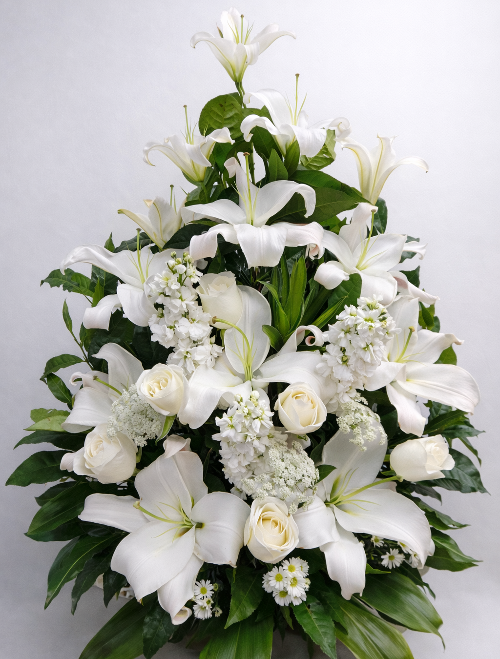 ACO-005 Catedral Blanca – Arreglo fúnebre en cerámica de lirios blancos y rosas blancas con diseño vertical