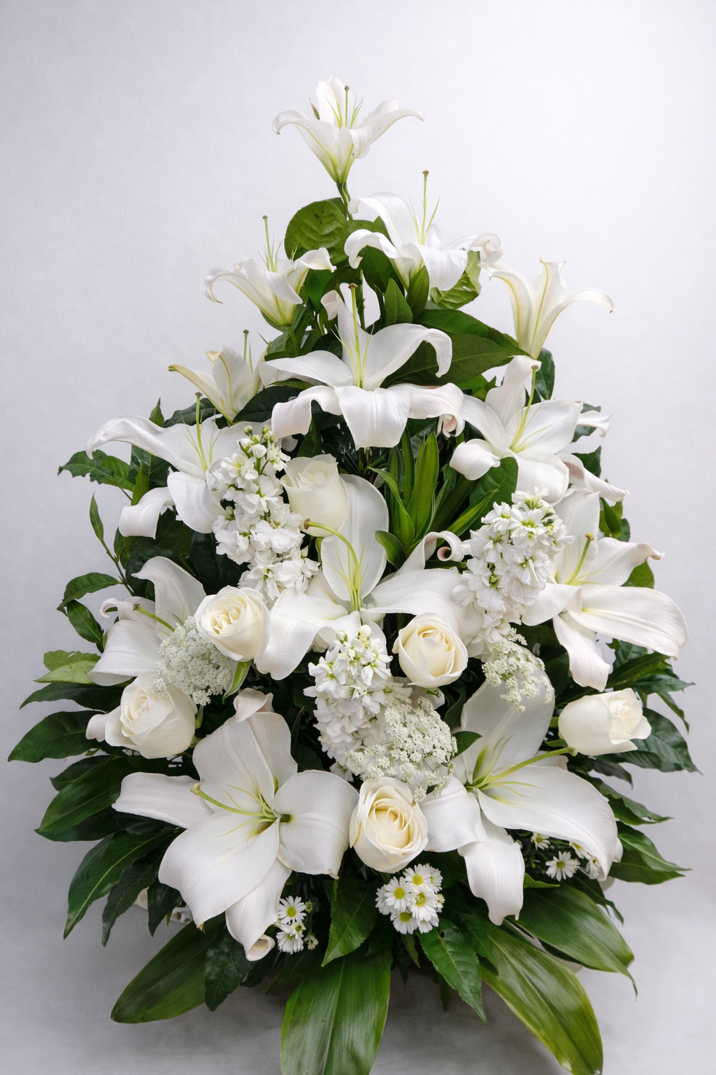 Catedral Blanca – Arreglo fúnebre en cerámica de lirios blancos y rosas blancas con diseño vertical