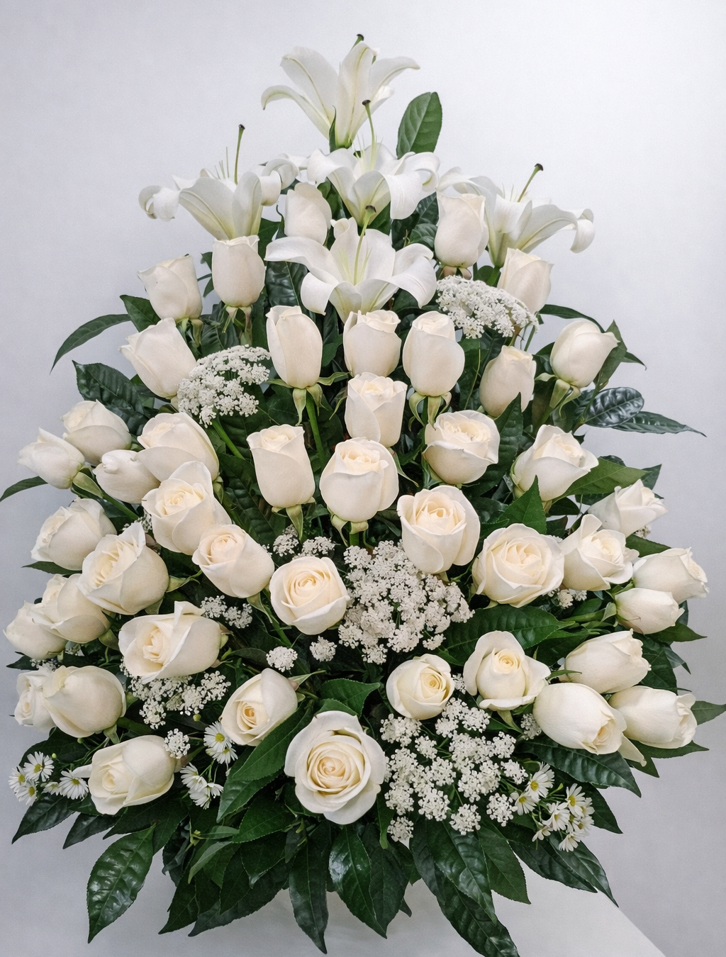 Blanco Silencio – Arreglo fúnebre en cerámica de rosas blancas y lirios blancos con encaje floral