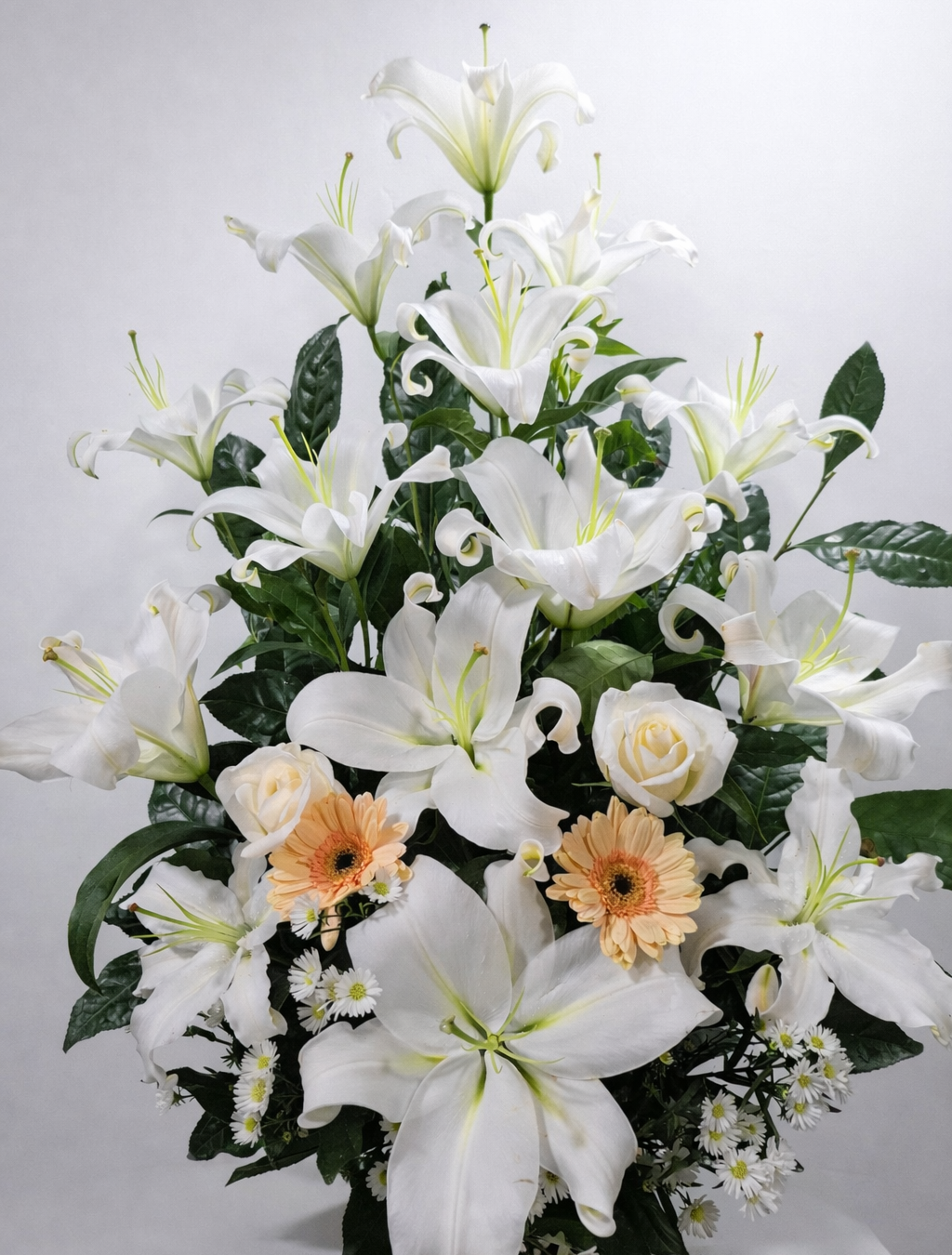 Luz Serena – Arreglo fúnebre en cerámica de lirios blancos, rosas blancas y gerberas durazno