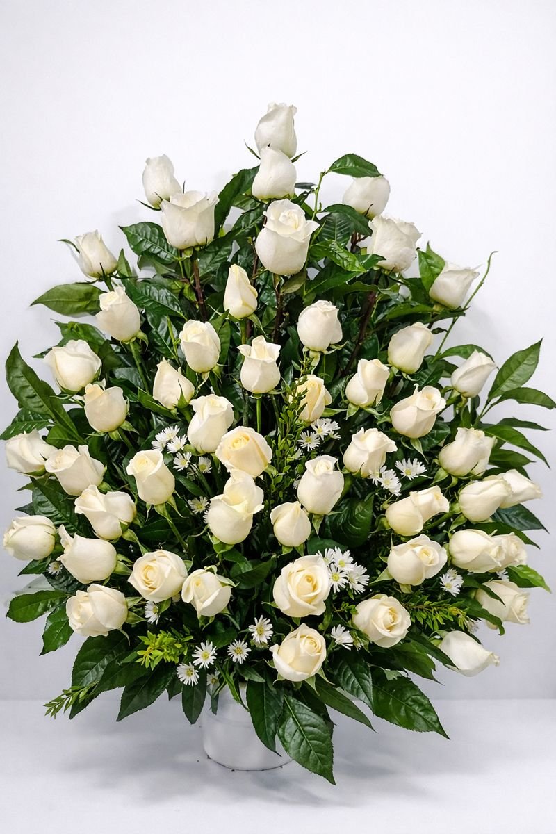 Serenidad – Arreglo fúnebre en cerámica de rosas blancas con follaje verde profundo