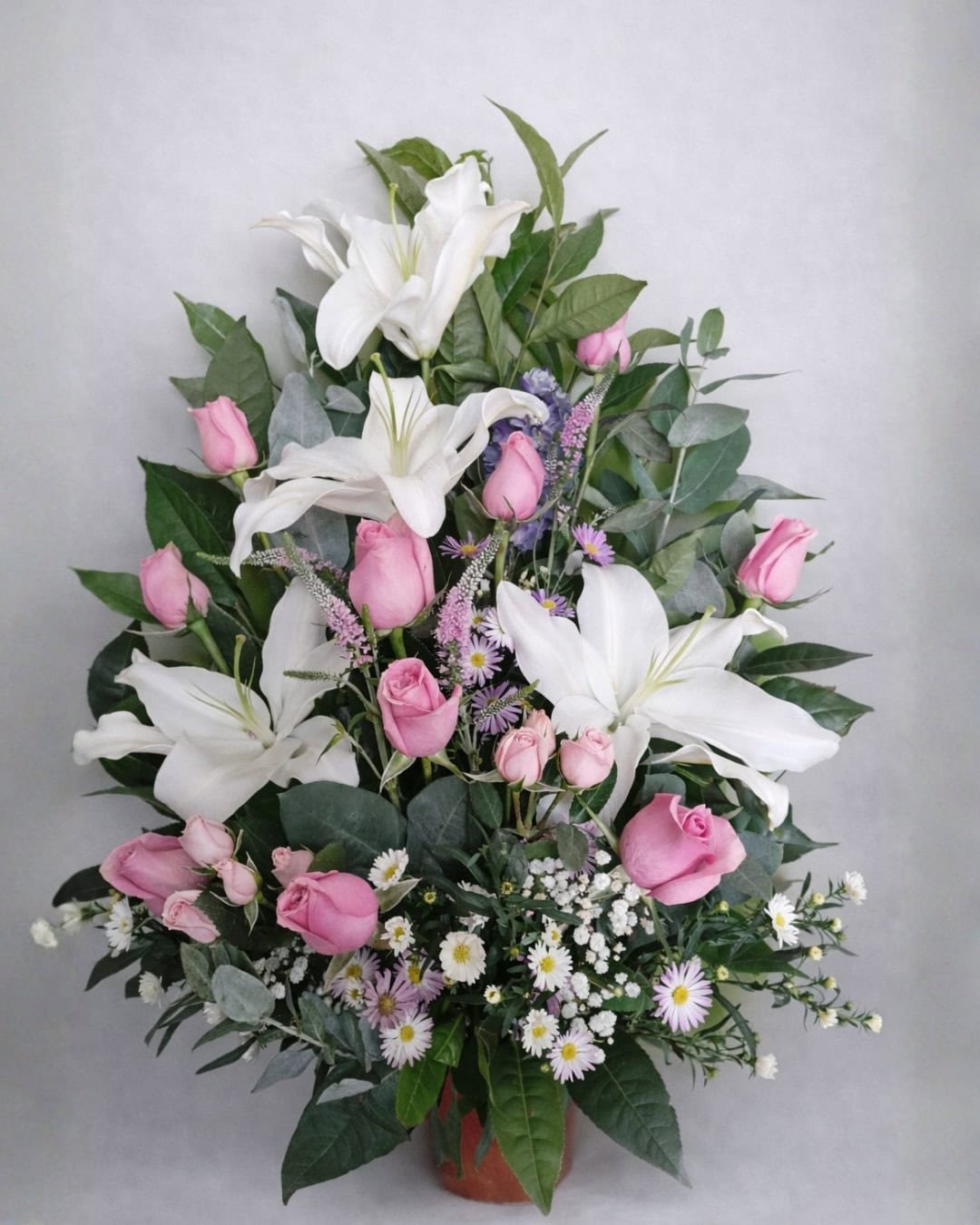 BCE-158_1 Nube Rosa – Arreglo en cerámica con lirios blancos, rosas rosadas y follaje premium