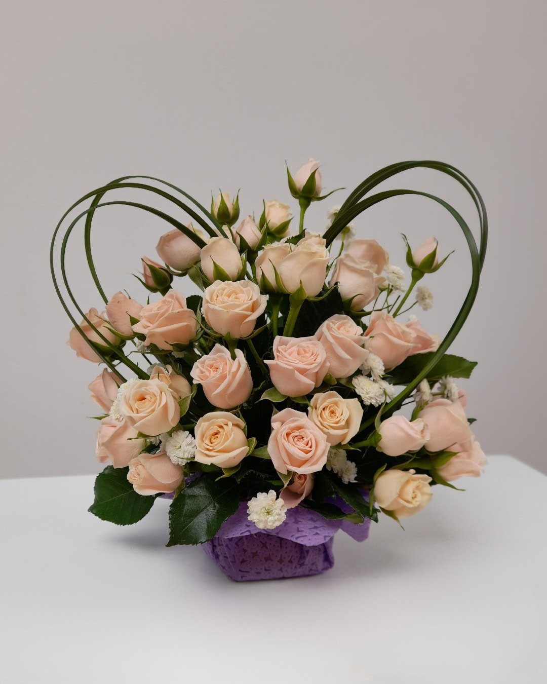 Corazón Champagne – Arreglo de Mini Rosas con Diseño en Arcos