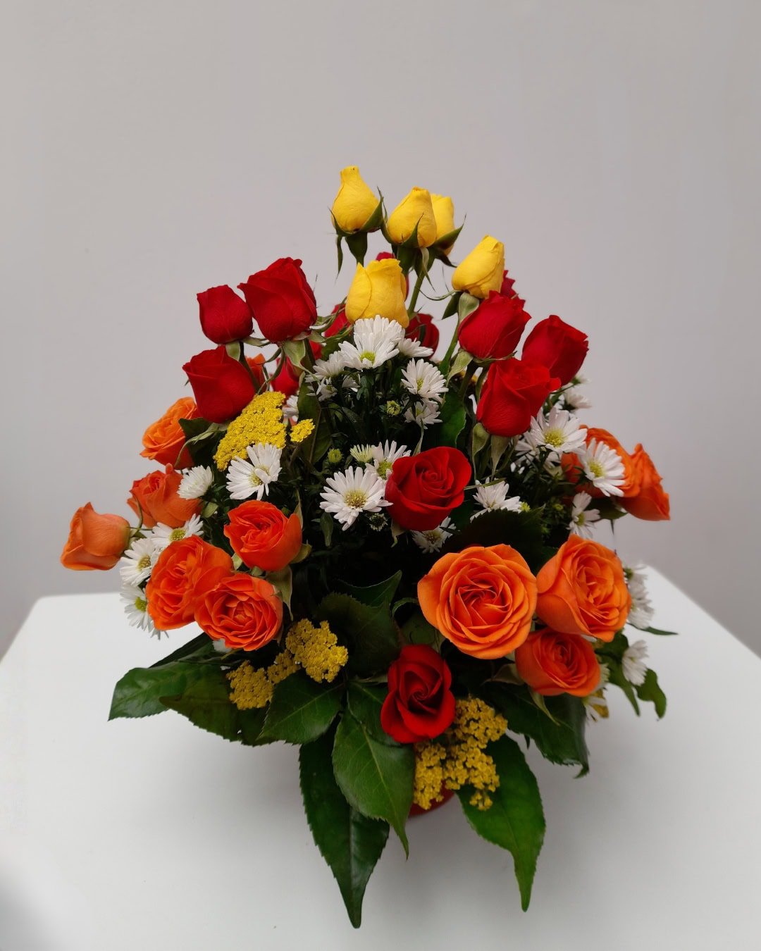 Amanecer Cítrico – Arreglo redondo de Mini Rosas Tricolor