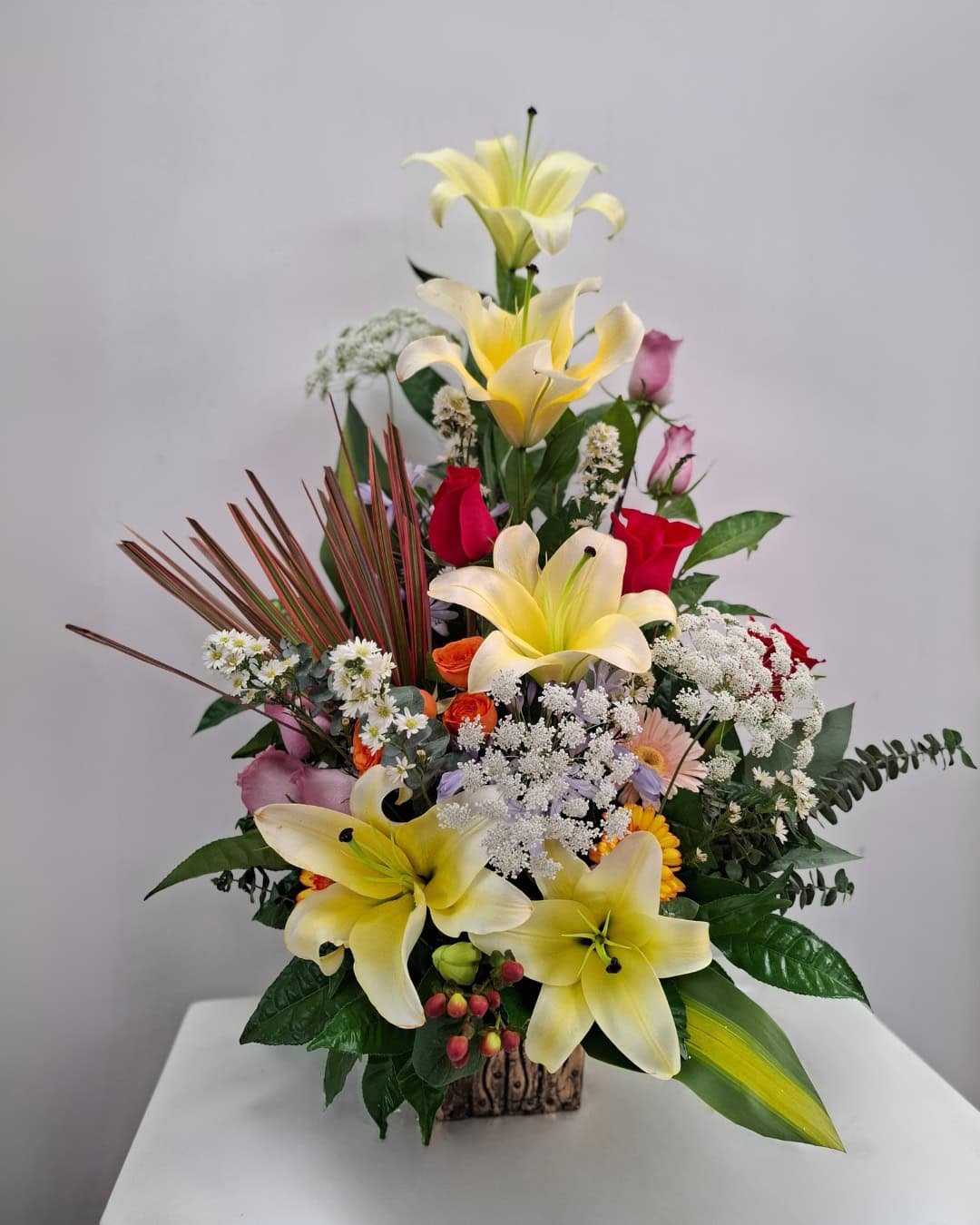 BCG-003 AURORA ARREGLO LIRIOS MARFIL ABUNDANTE