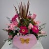 BMA-046-2 Mariposa Rosa – Arreglo en base de madera (corazón) con Gerberas fucsia y Rosas rosadas, estilo alegre