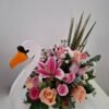 Cisne de Coral – Arreglo en base de madera (cisne) con Lirio rosado y Rosas pastel, detalle romántico