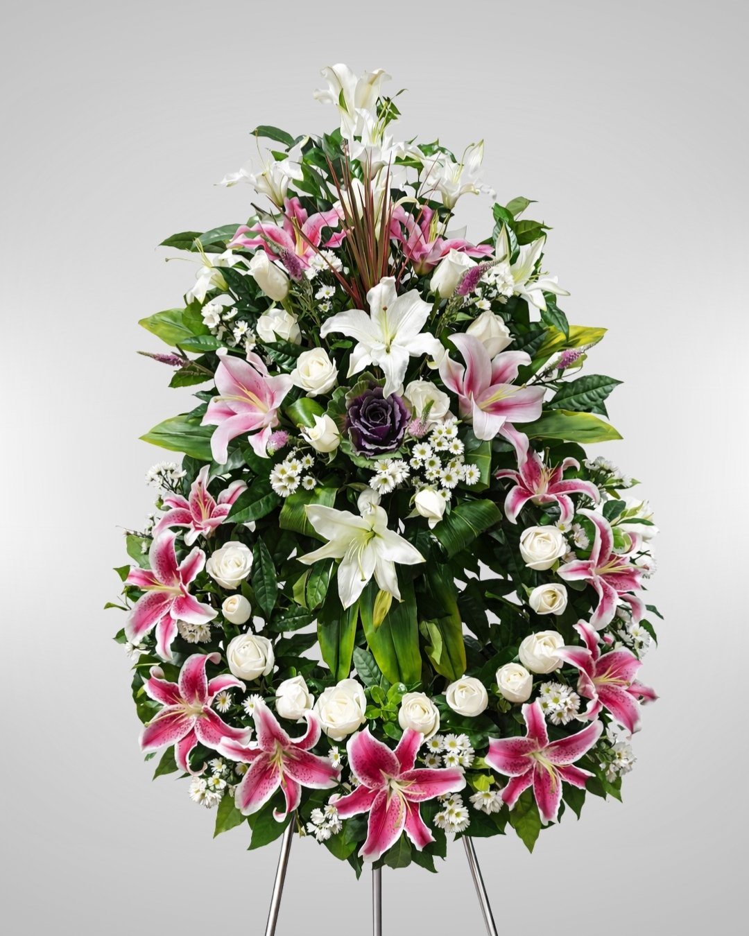 Rosalía – Corona Fúnebre en Trípode de Lirios Rosados y Blancos con Mini Rosas, diseño elegante con contraste premium