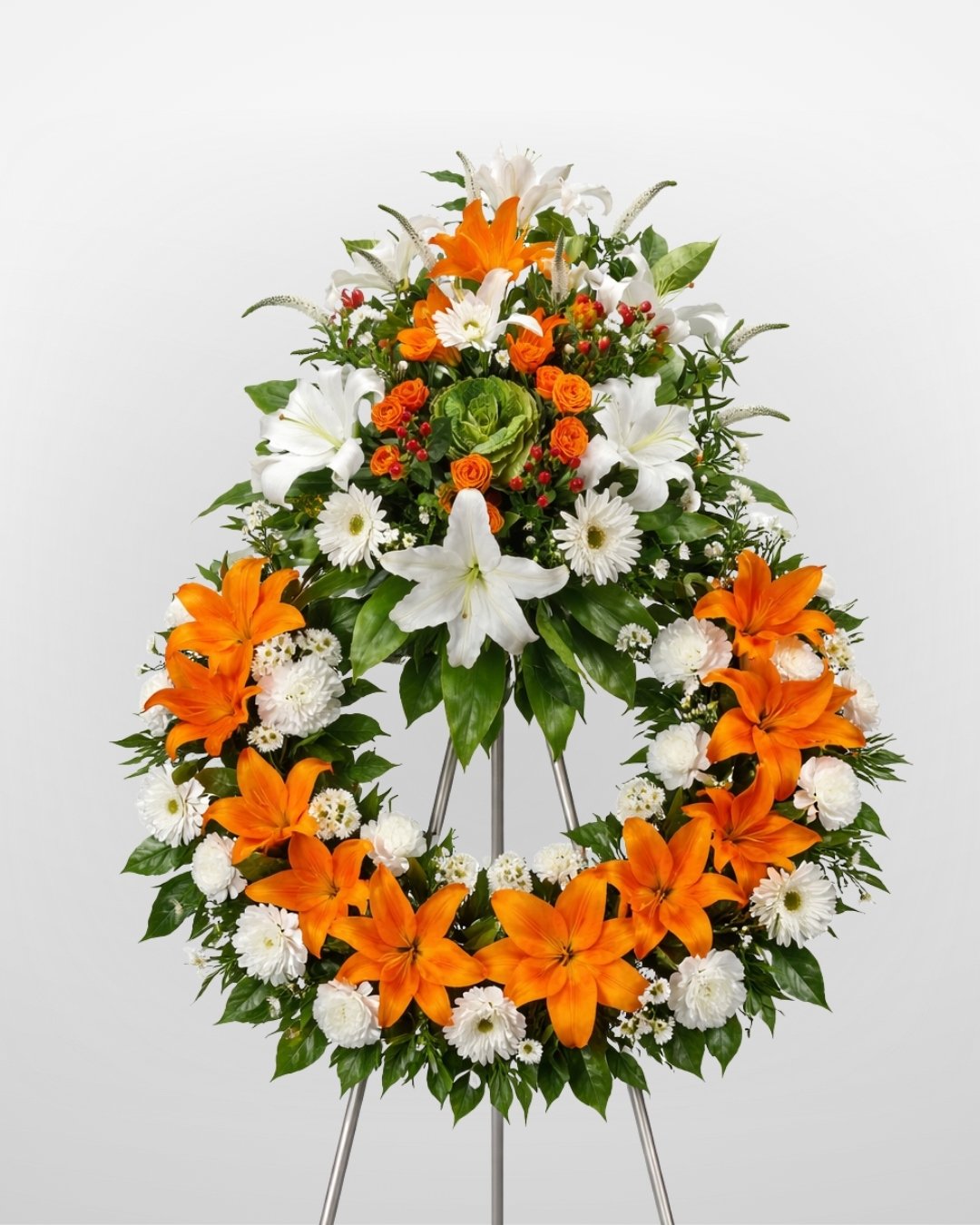 Ámbar – Corona Fúnebre en Trípode de Lirios Naranjas y Blancos con Mini Rosas y Claveles, estilo abundante