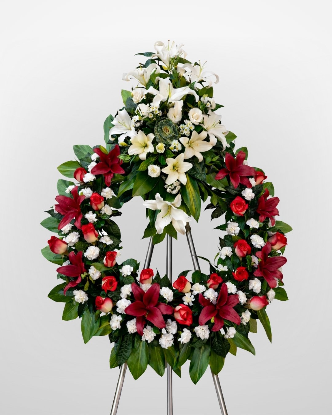 Carmesí Sereno – Corona Fúnebre en Trípode de Lirios Blancos con Lirios Rojos y Rosas Rojas