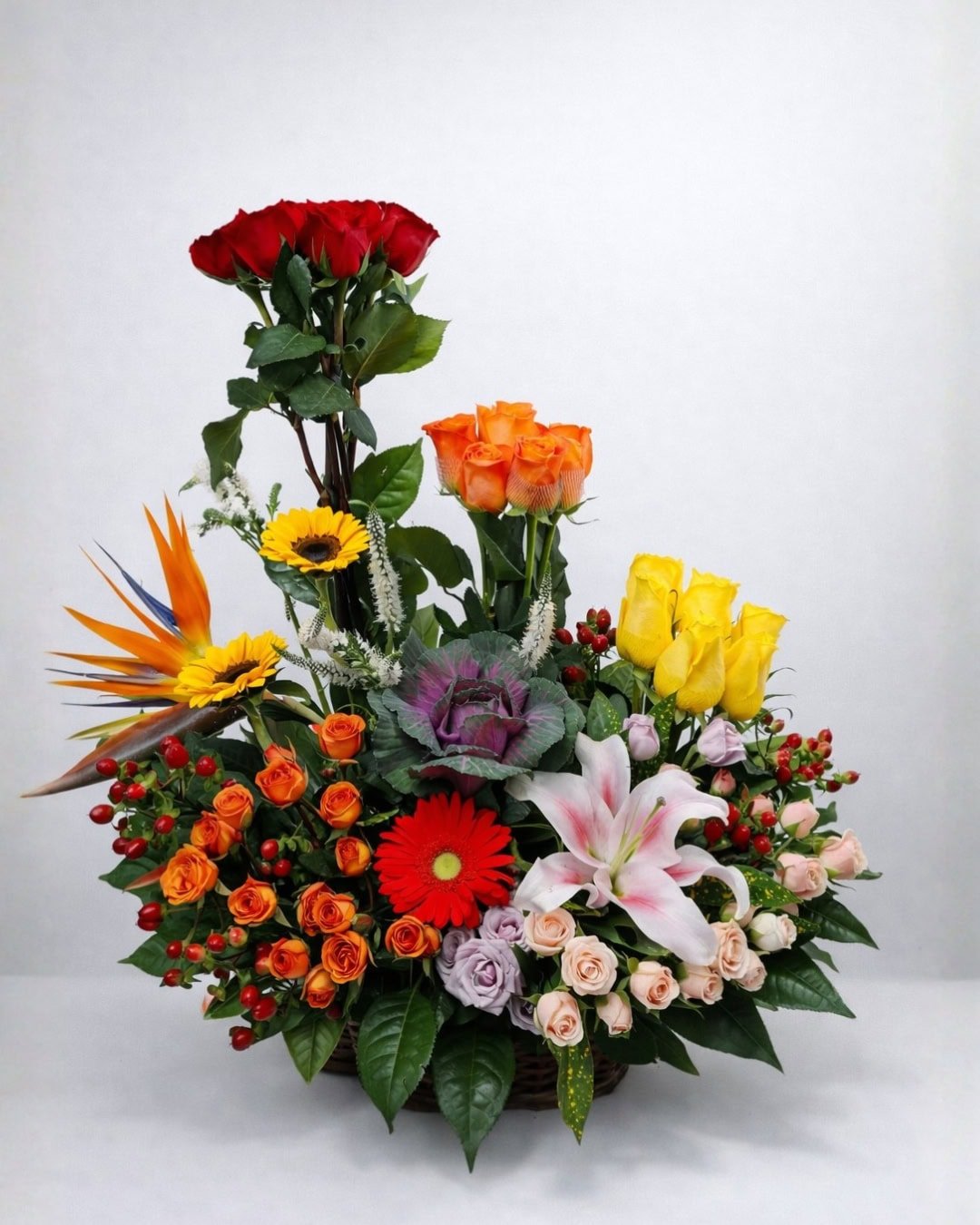FÉNIX – CANASTA VERTICAL DE ROSAS MULTICOLOR CON GIRASOLES Y LIRIO