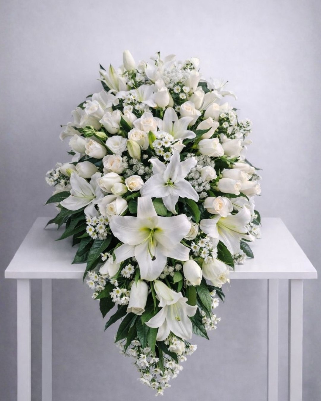 Paz Eterna – Lágrima Fúnebre de Lirios Blancos y Rosas Blancas con Acentos Silvestres