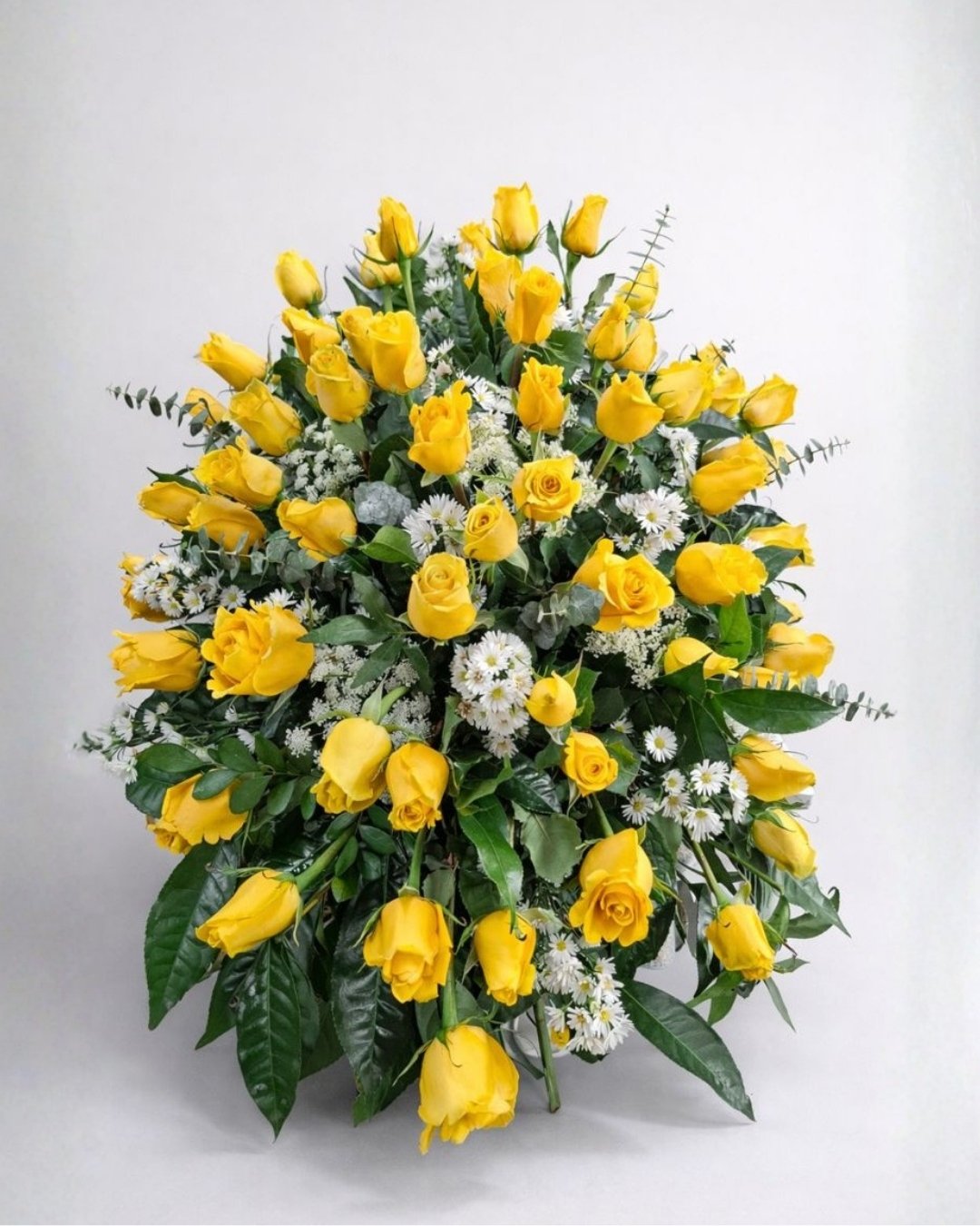 Dorado – Lágrima Fúnebre de Rosas Amarillas con Acentos Blancos y Follaje Premium