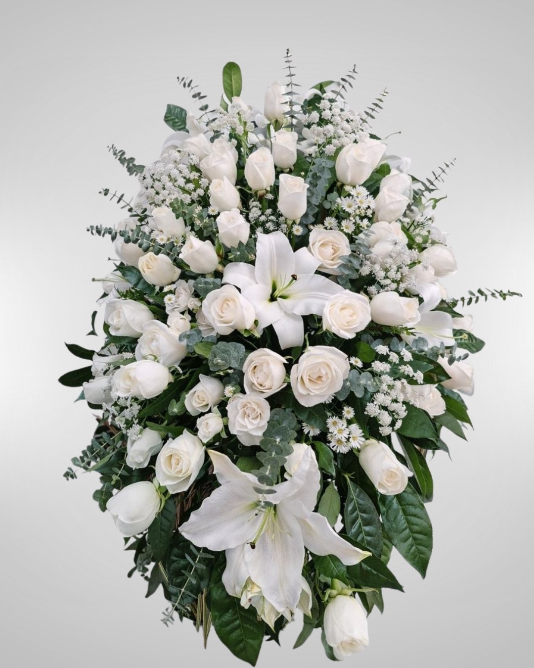 Albor – Lágrima Fúnebre de Rosas Marfil y Lirios Blancos con Eucalipto y Acentos Silvestres