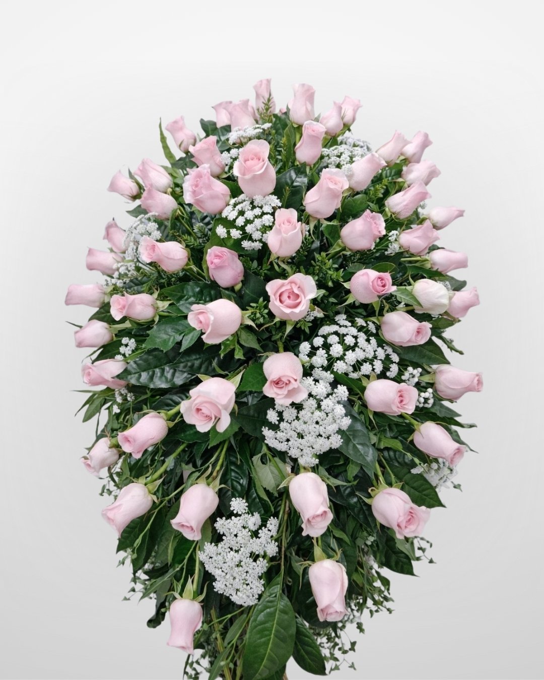 Perla – Lágrima Fúnebre de Rosas Rosadas con Encaje Blanco y Follaje Premium