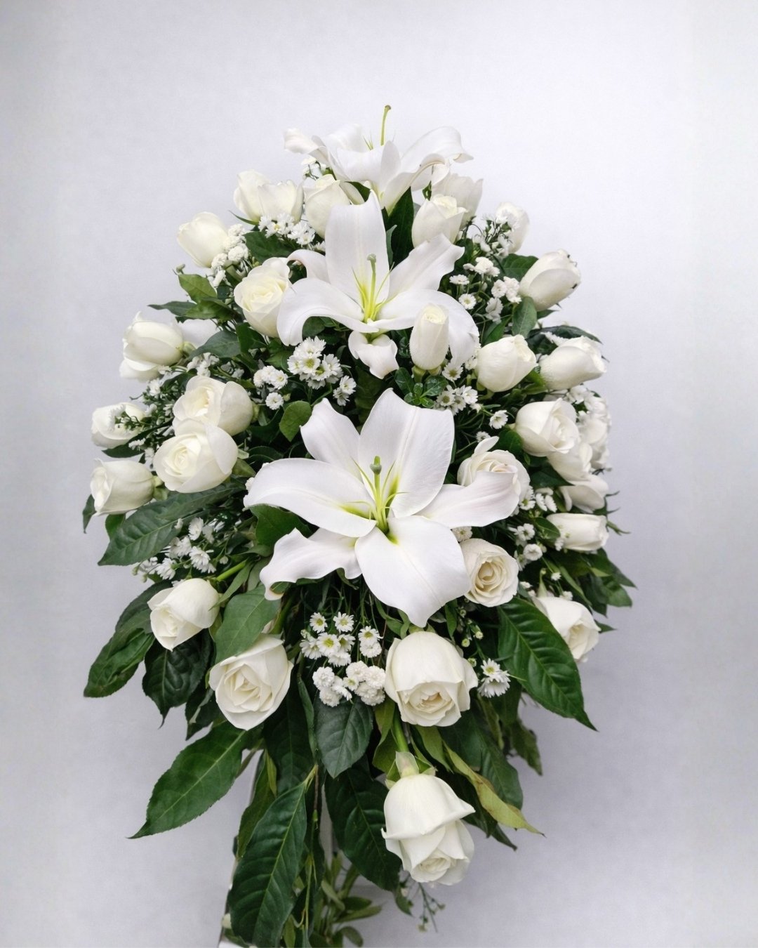 Nieve Eterna – Lágrima fúnebre con lirios blancos y rosas blancas, estilo clásico