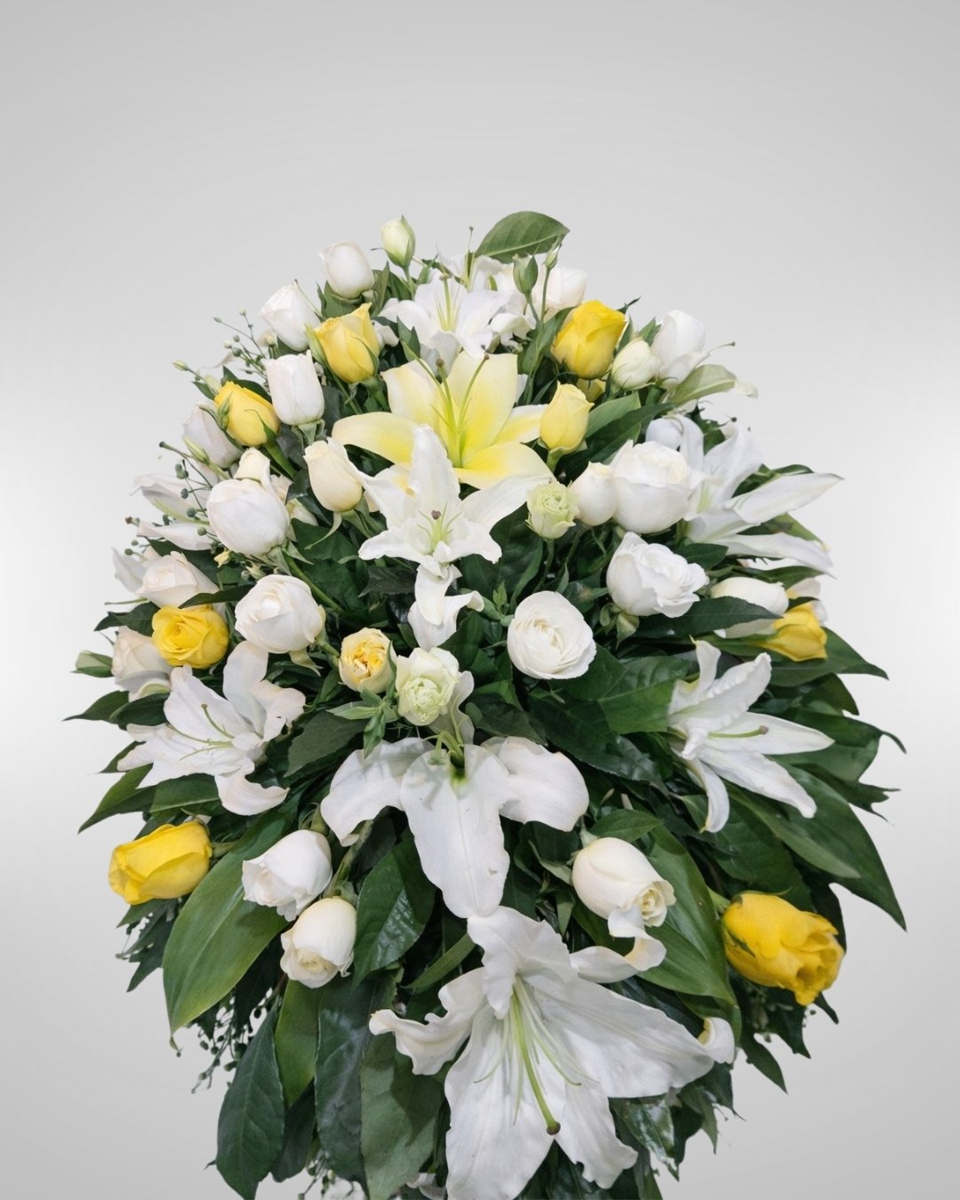 Consuelo Dorado – Lágrima fúnebre de lirios blancos y rosas en tonos marfil con acento amarillo