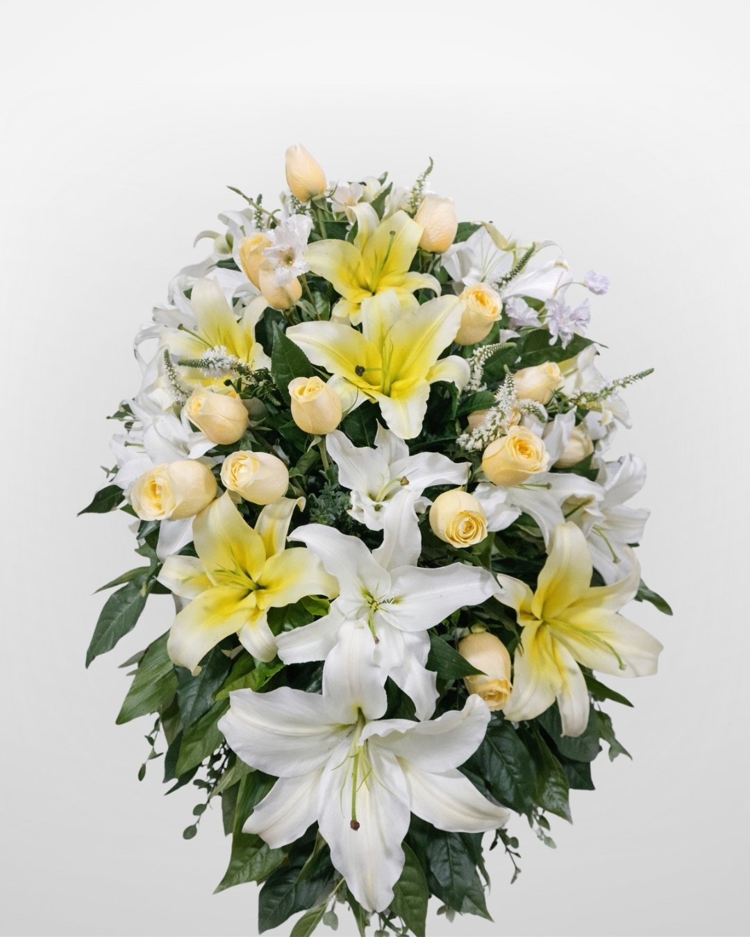 Áurea Luz – Lágrima fúnebre con lirios blancos/amarillos y rosas crema