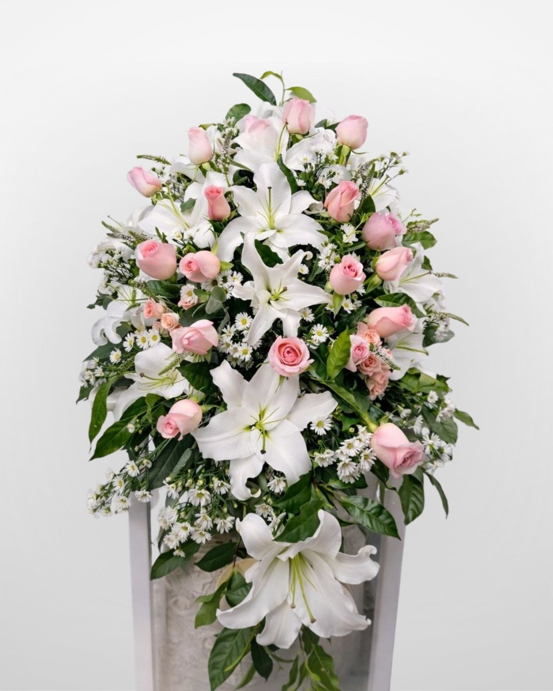 Aurora de Paz – Lágrima fúnebre con lirios blancos y rosas rosadas en tono delicado