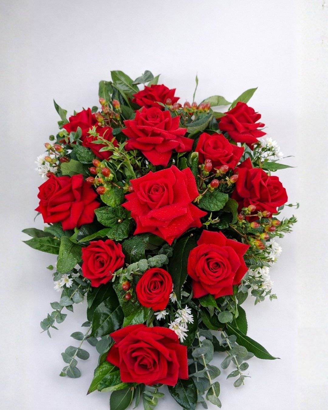 Eterno Rubí – Lágrima fúnebre de rosas rojas con follaje elegante