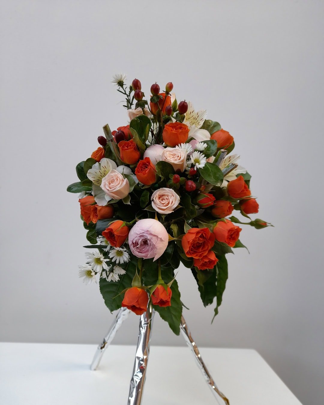 Coralina – Arreglo redondo en mini trípode de mini rosas