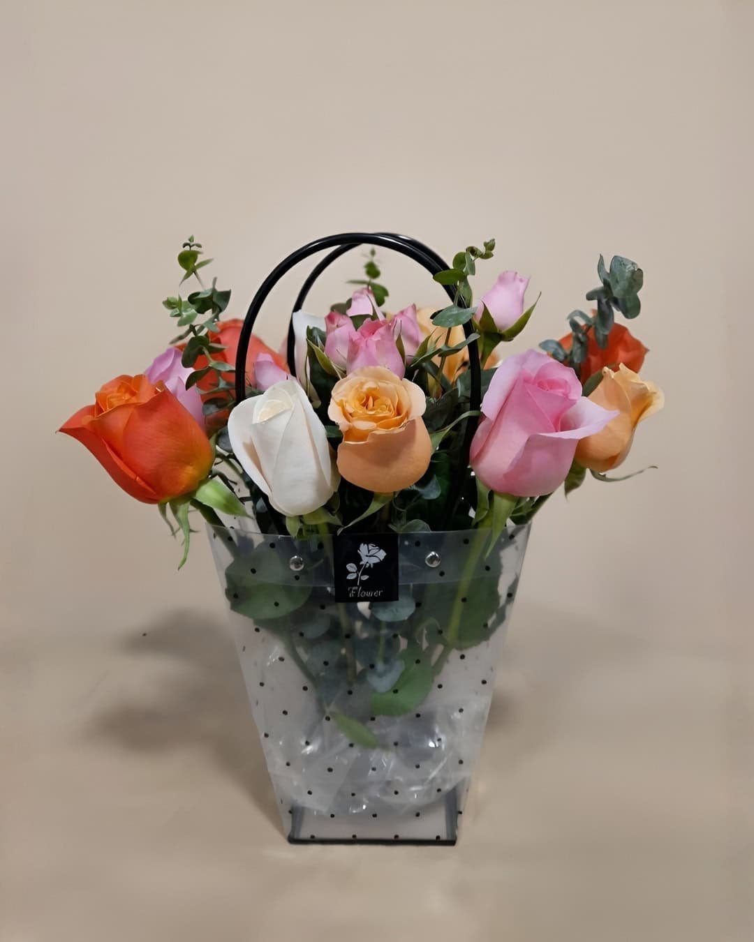 Pastel Chic – Carterita de rosas multicolor (rosado, durazno, blanco y naranja) con eucalipto