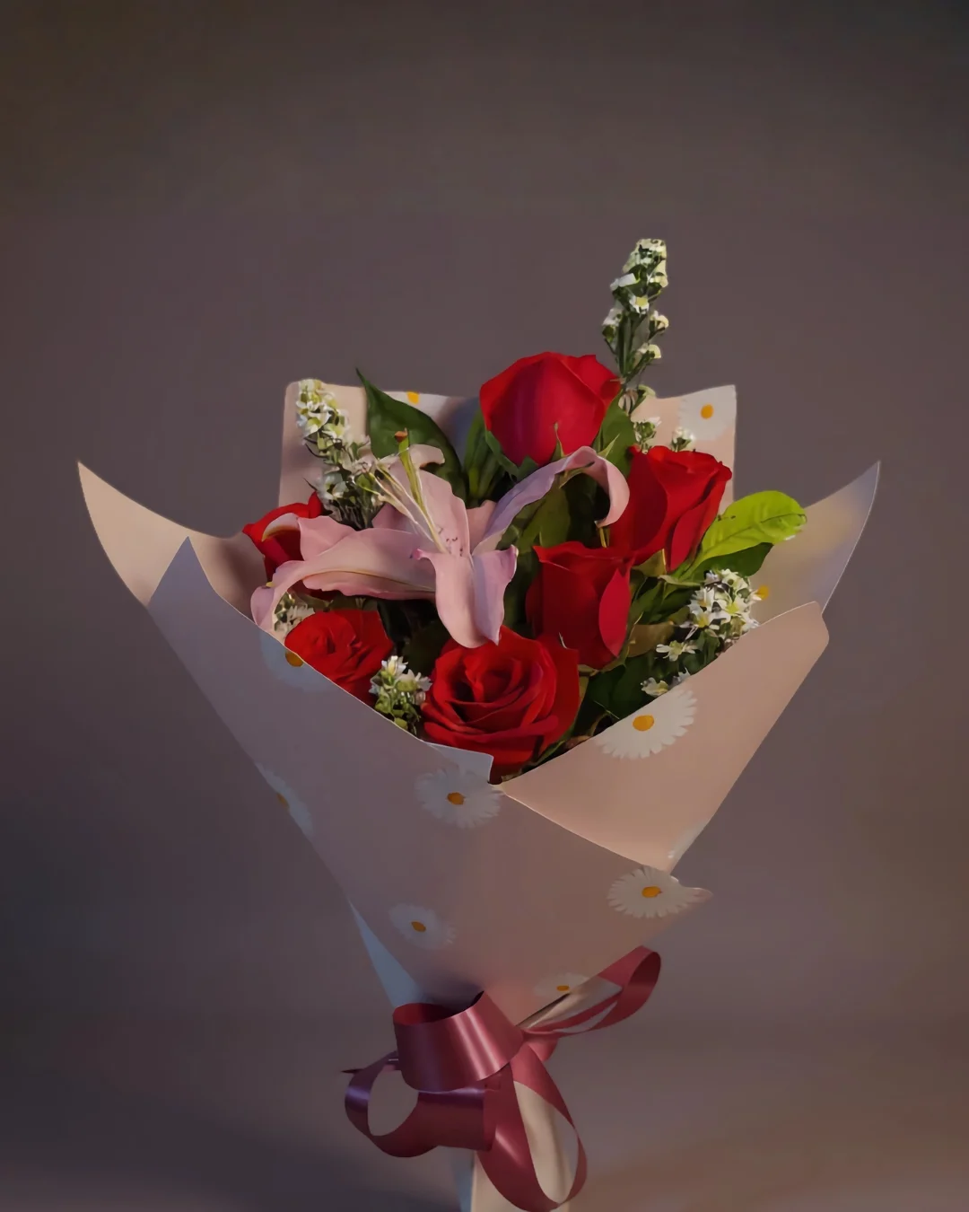 Ramo de rosas y Lirio