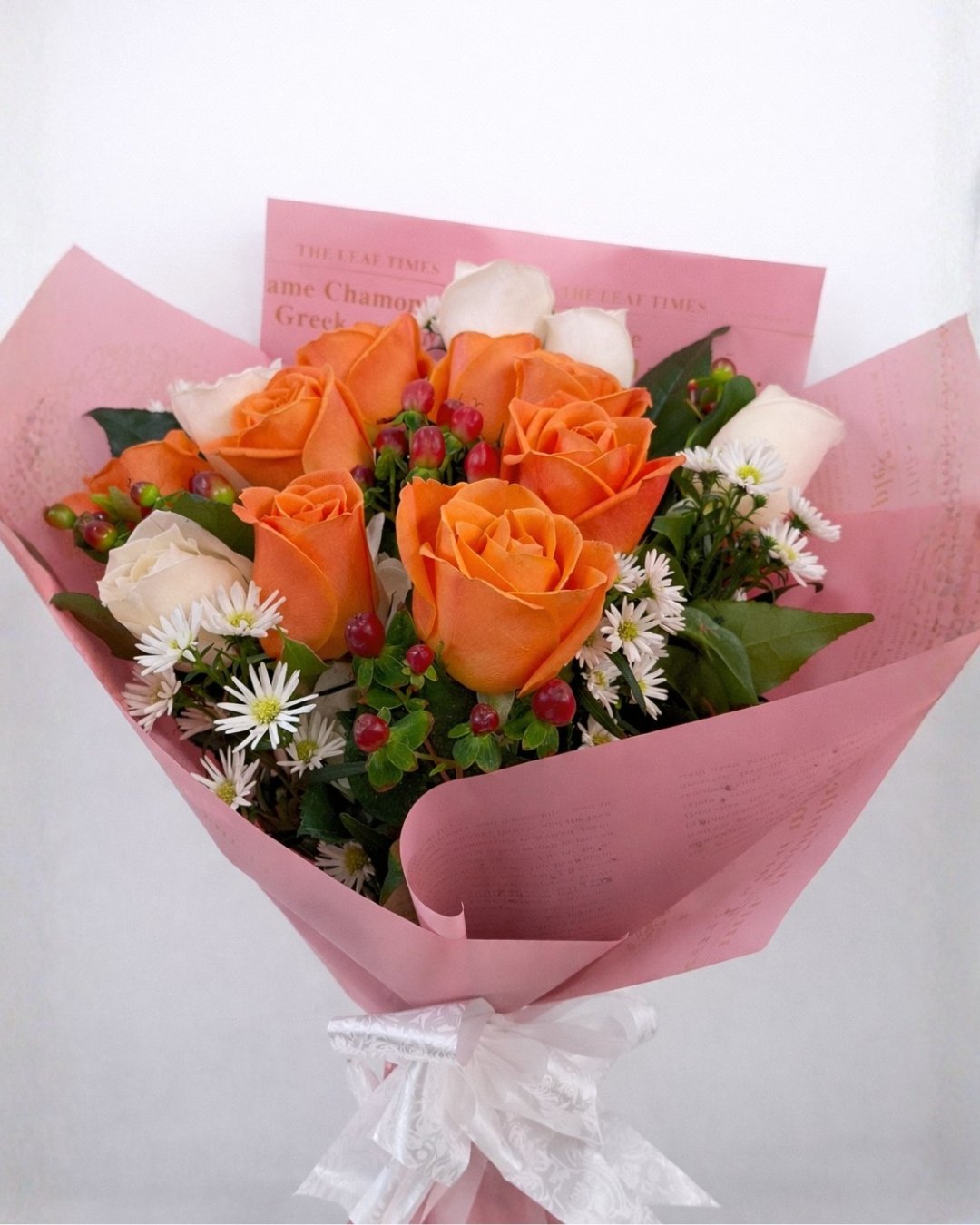 Mandarina Nieve – Ramo floral de rosas naranjas y blancas con acentos silvestres y follaje premium