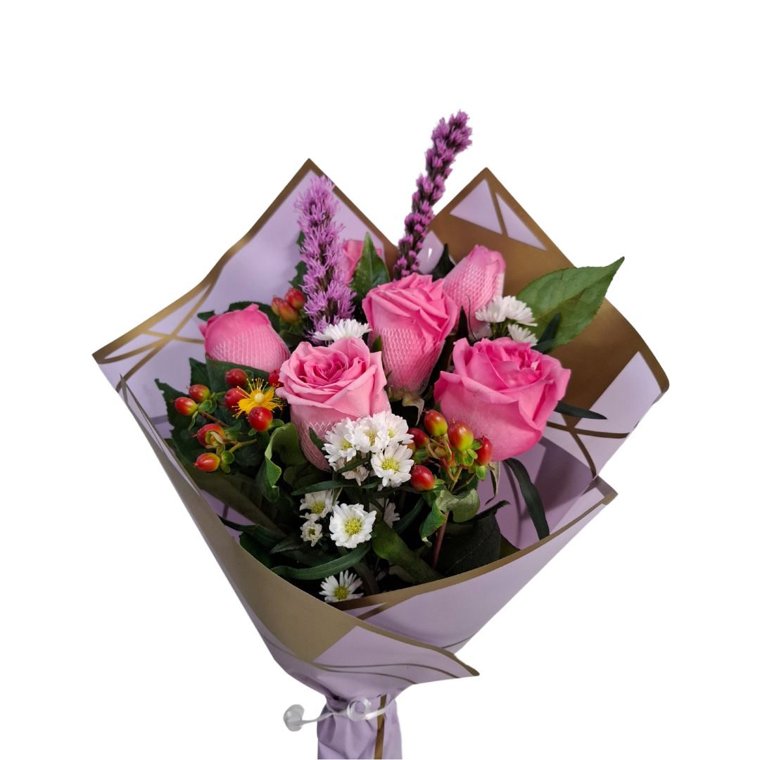 Aurora Lila – Ramo floral de rosas rosadas con acentos blancos, berries rojas y follaje elegante