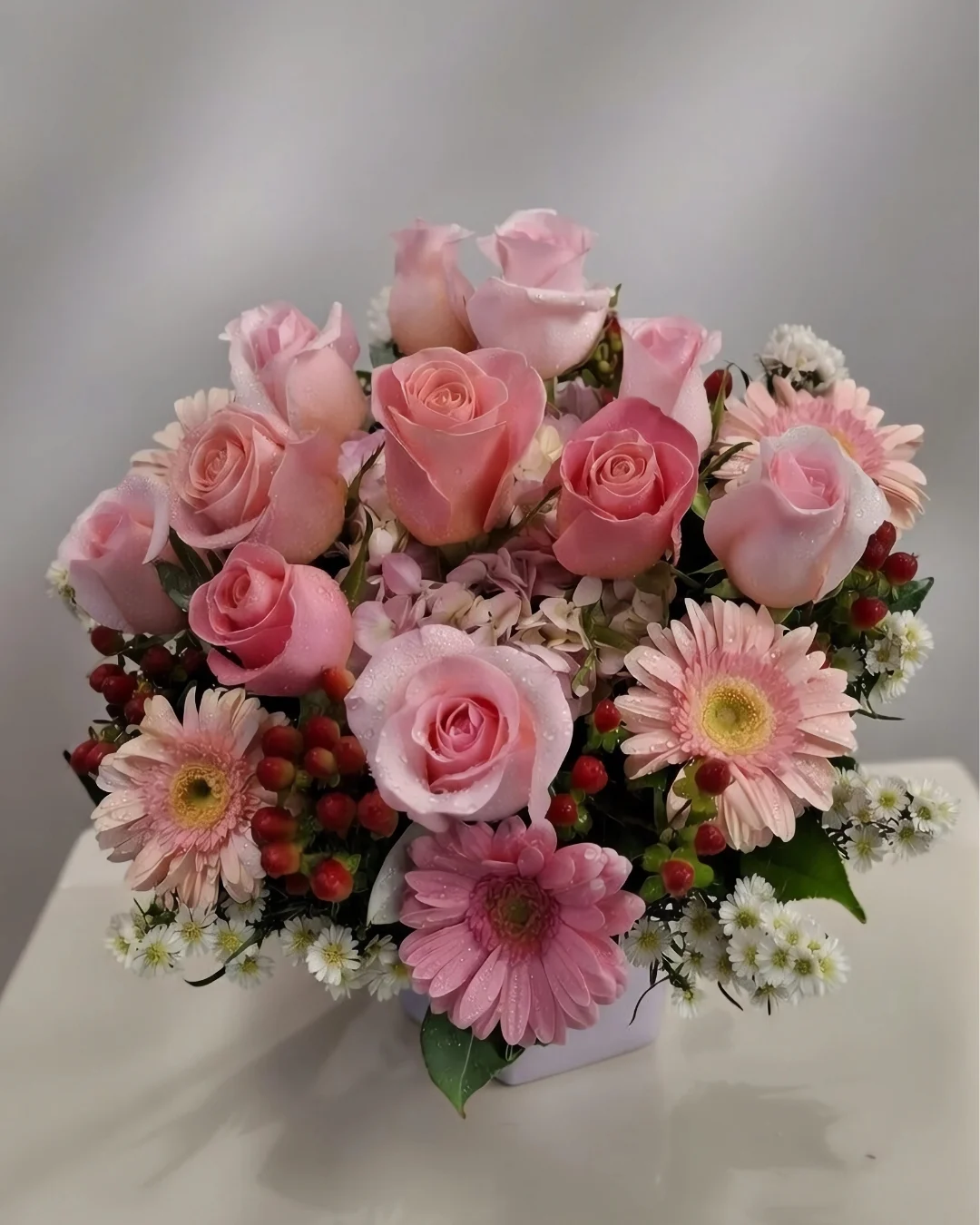 PRS-975-2 ECLIPSE ARREGLO ROSAS ROSADAS HYPERICUM | PRS-975