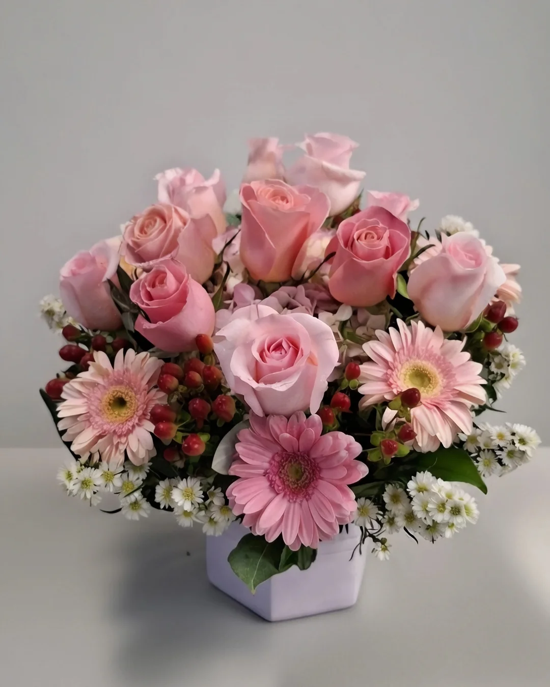 PRS-975 ECLIPSE ARREGLO ROSAS ROSADAS HYPERICUM | PRS-975