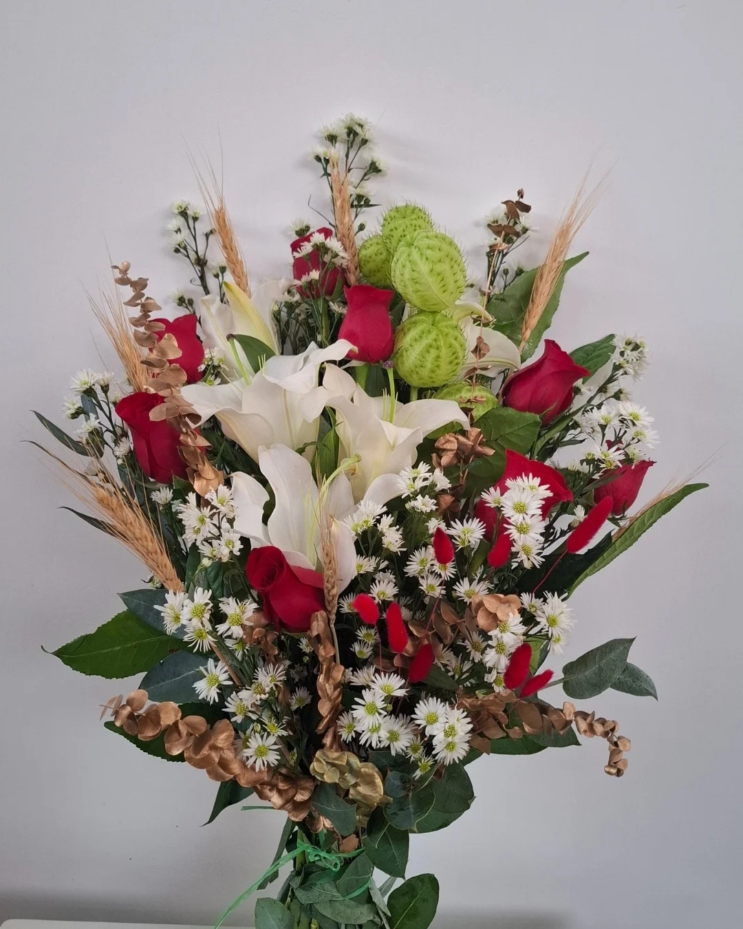 ECLIPSE RAMO LIRIOS BLANCOS ROSAS ROJAS