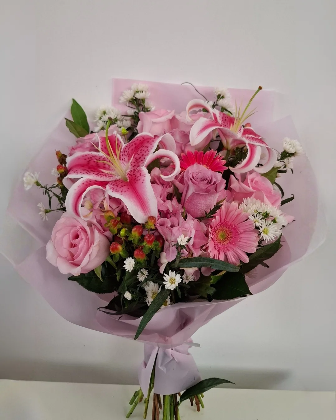 AURORA RAMO LIRIOS ROSADOS CON HYPERICUM